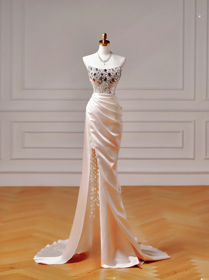 Elegantes, ästhetisches Meerjungfrauen-Kleid aus trägerlosem, rosafarbenem Satin mit plissierten Perlen und Schlitz – ein beeindruckendes, langes Partykleid für Teenager und Gymnasien (AQ020).