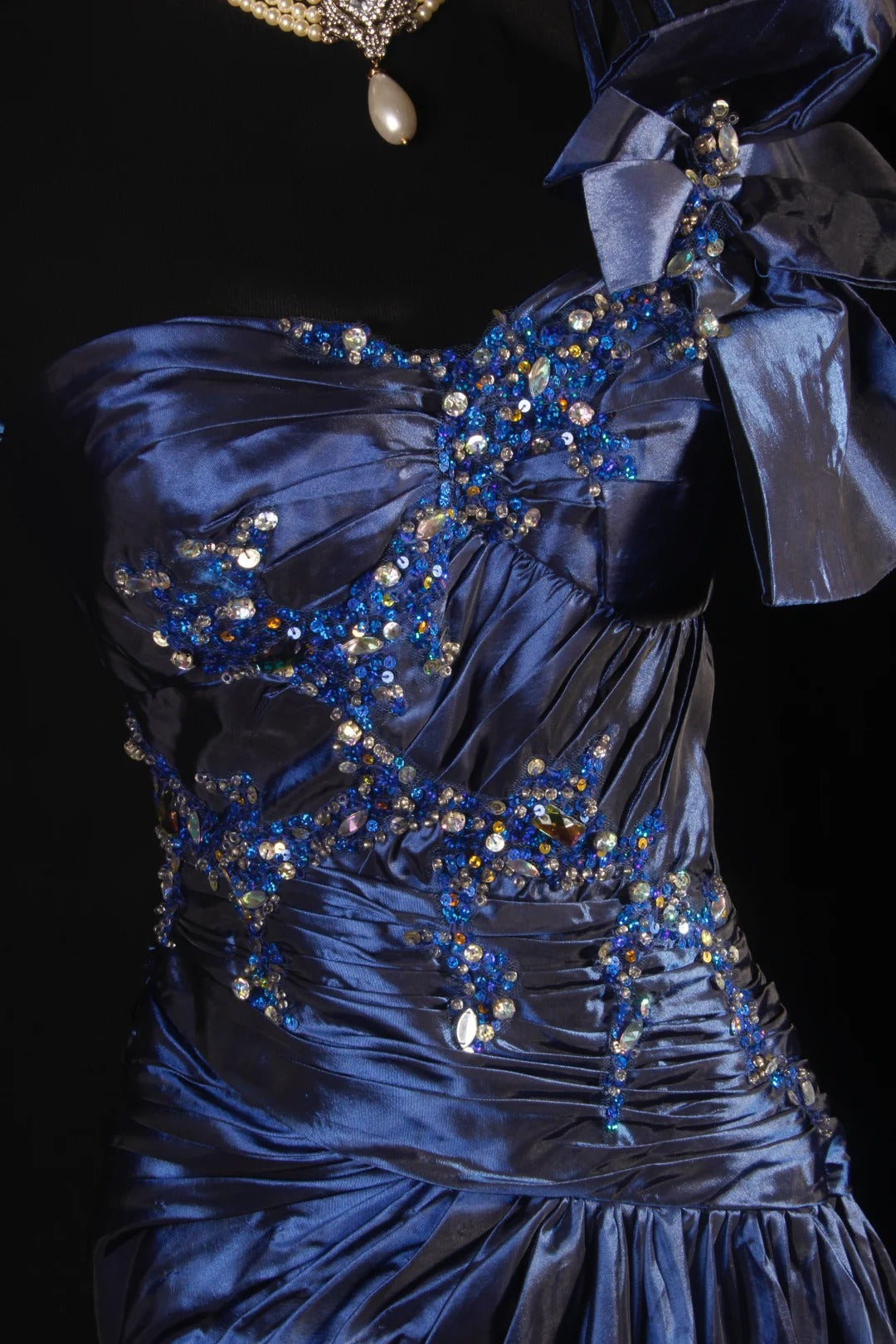 Vintage-Abendkleider im Stil der 90er Jahre, formell, A-Linie, One-Shoulder, marineblauer Satin mit Perlenstickerei, lange Partykleider, Ballkleider AS021