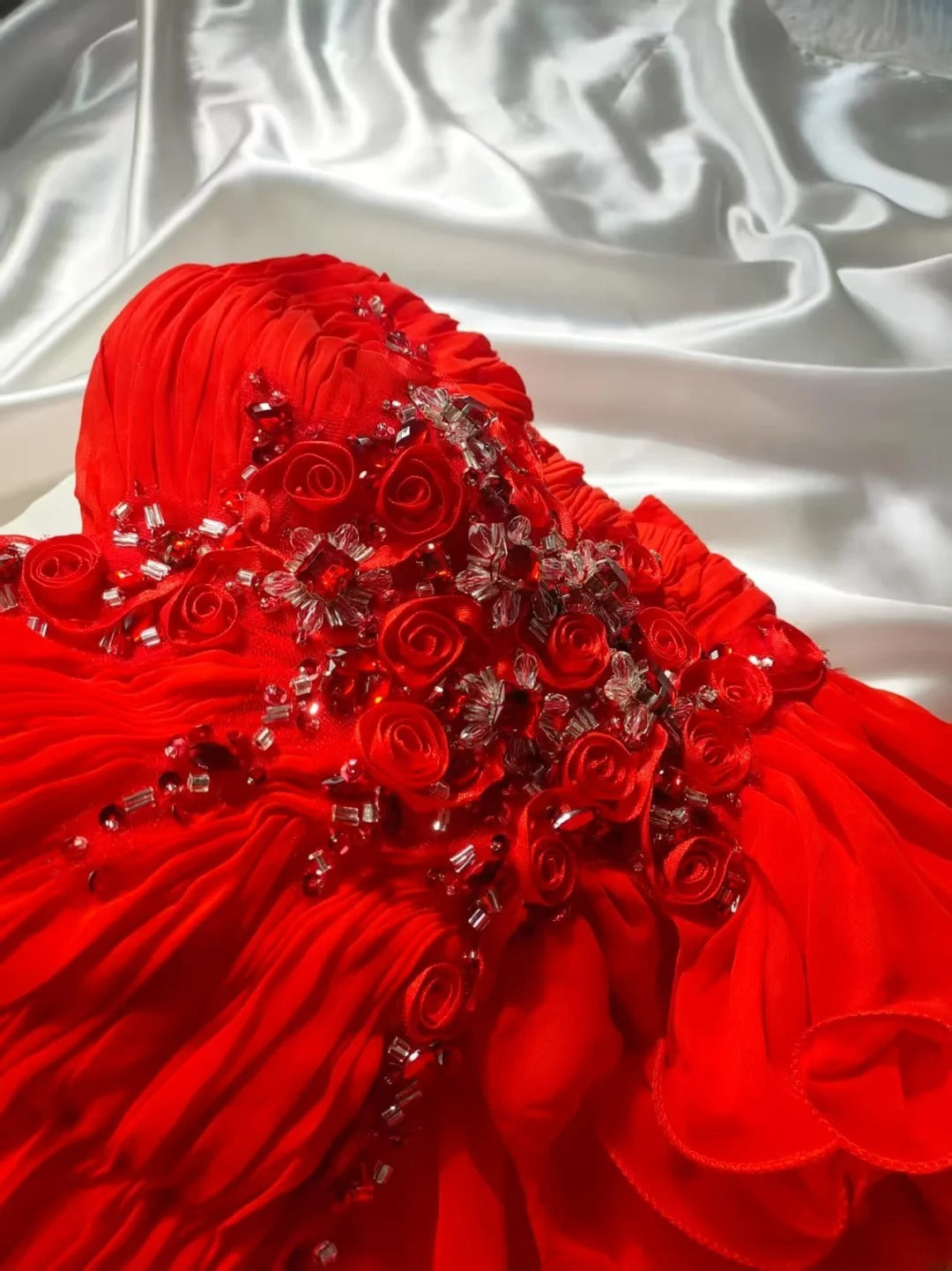 Robe de bal longue rouge classique en mousseline, coupe trapèze, décolleté cœur, sans manches, pour les élèves de terminale (AS020)