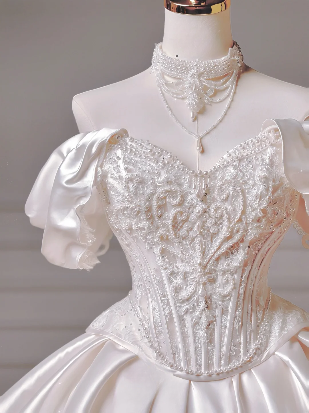 Langes Prinzessinnen-Hochzeitskleid, Ballkleid mit Herzausschnitt, plissiert, Satin, abnehmbare Ärmel, weißes Brautkleid AQ022