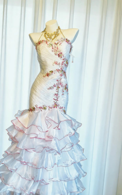 Robe de soirée sirène blanche à décolleté cœur ornée de dentelle et de perles, style années 90, idéale pour un bal de promo, un 20e anniversaire ou toute autre occasion spéciale (AS022).