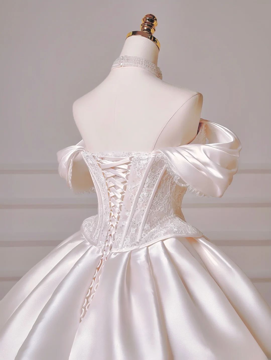 Langes Prinzessinnen-Hochzeitskleid, Ballkleid mit Herzausschnitt, plissiert, Satin, abnehmbare Ärmel, weißes Brautkleid AQ022