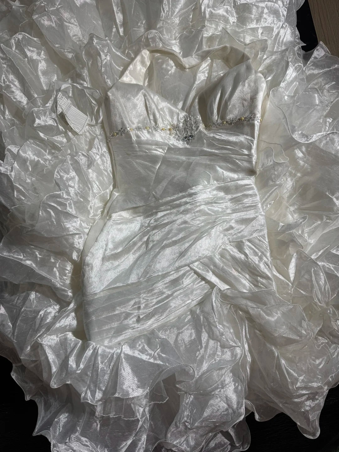 Zeitloses, ärmelloses Meerjungfrauen-Brautkleid aus weißem Taft mit Stufenrock, Falten und Perlenbesatz, langes, tailliertes Vintage-Kleid im Stil der 1920er Jahre (AS022)