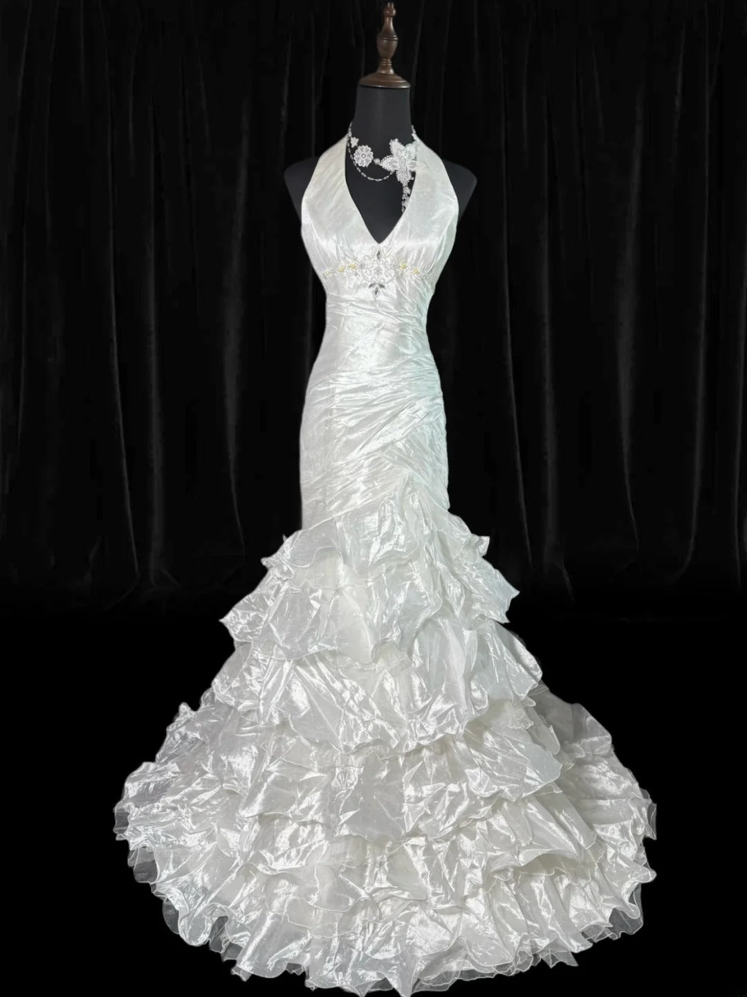 Zeitloses, ärmelloses Meerjungfrauen-Brautkleid aus weißem Taft mit Stufenrock, Falten und Perlenbesatz, langes, tailliertes Vintage-Kleid im Stil der 1920er Jahre (AS022)