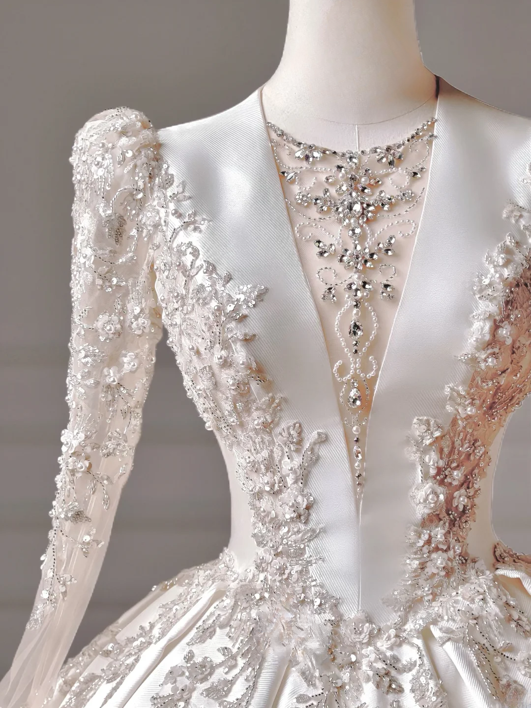 Prinzessinnen-Brautkleid, langes Ballkleid, V-Ausschnitt, Satin, lange Ärmel, perlenbesetztes Oberteil, Brautkleid AQ024