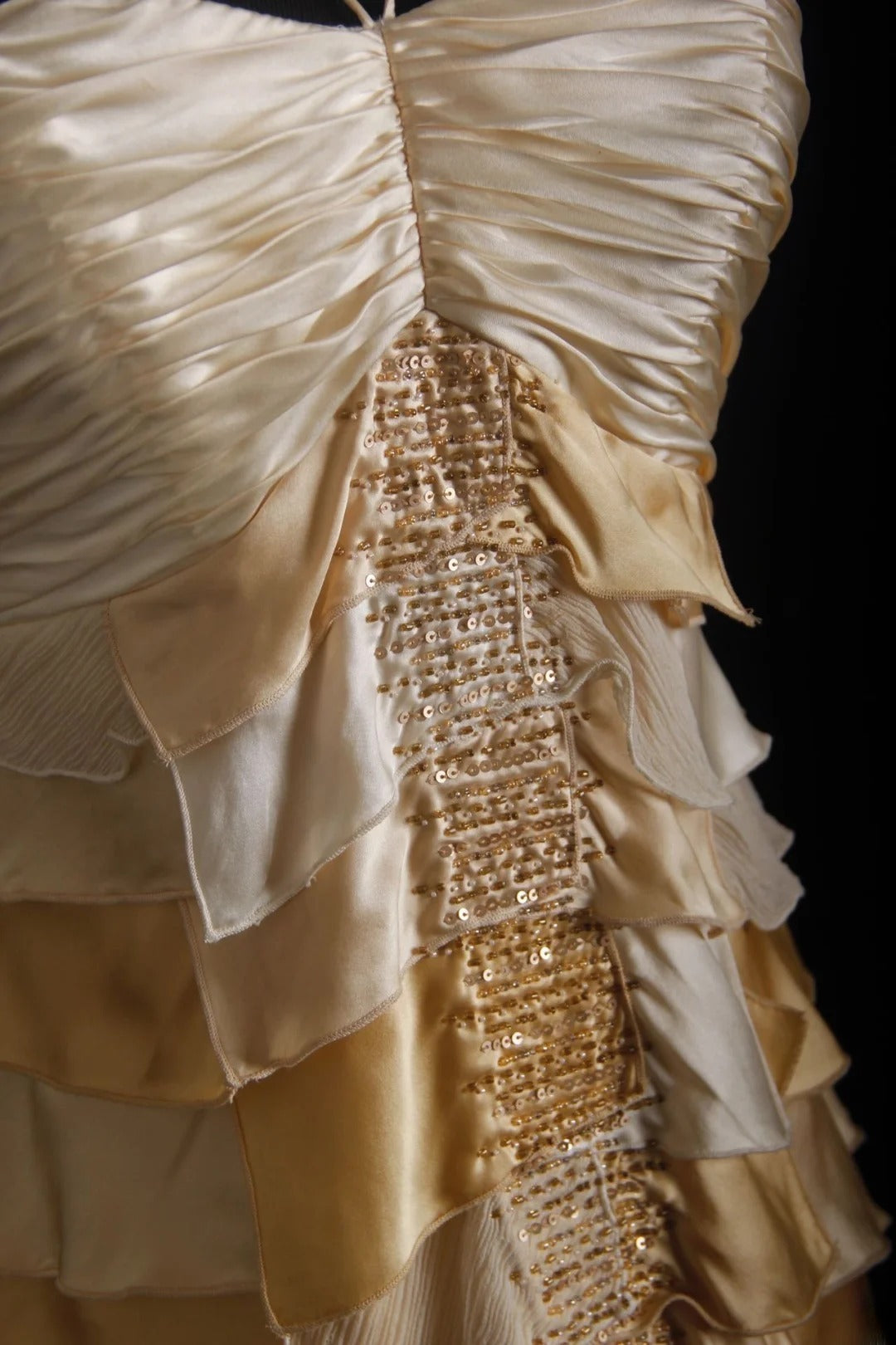 Robe de bal vintage années 90, coupe trapèze, dos nu, dorée à volants et perles, longue robe de soirée AS025