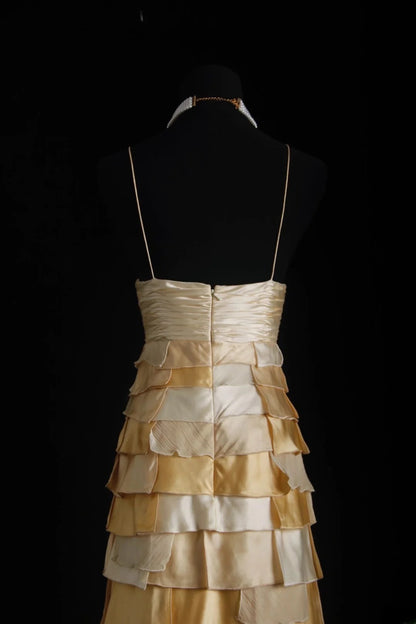 Robe de bal vintage années 90, coupe trapèze, dos nu, dorée à volants et perles, longue robe de soirée AS025