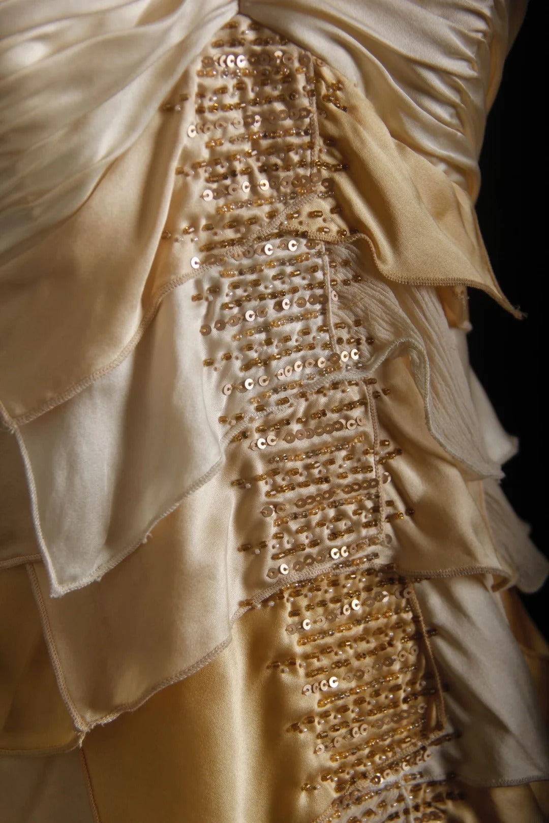 Robe de bal vintage années 90, coupe trapèze, dos nu, dorée à volants et perles, longue robe de soirée AS025