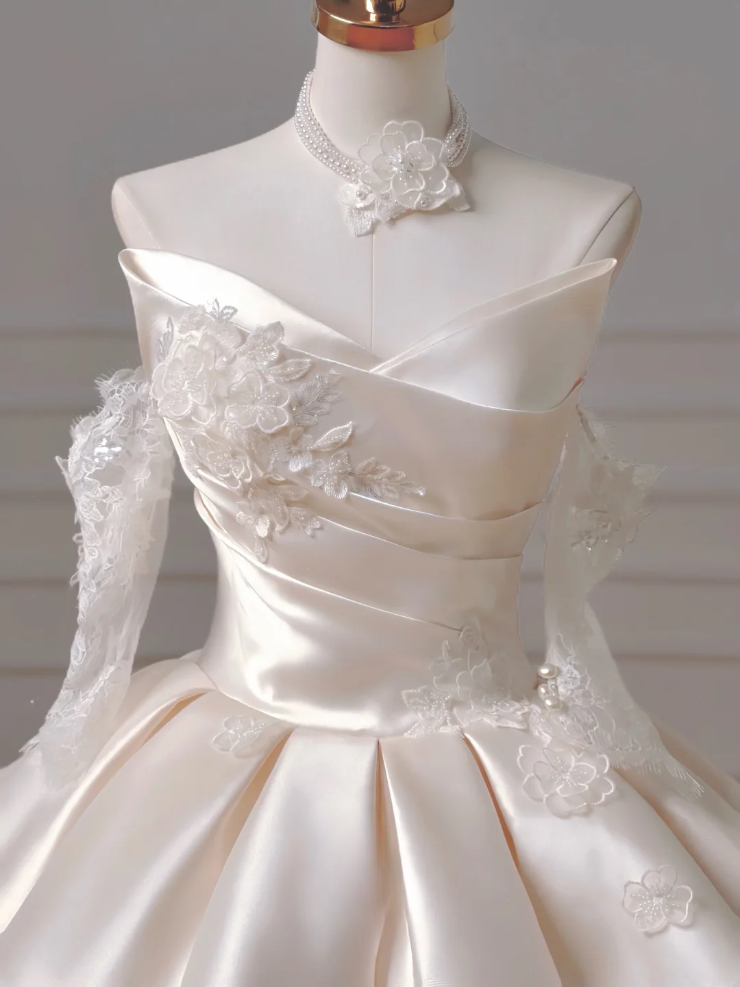 Romantisches langes Brautkleid im Ballkleid-Stil mit Herzausschnitt, Satin, Spitze und Falten, figurbetont mit Ärmeln, Modell AQ026