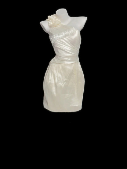 Robe de mariée d'été asymétrique en satin ivoire avec dentelle Ethereal Sheath RB3368