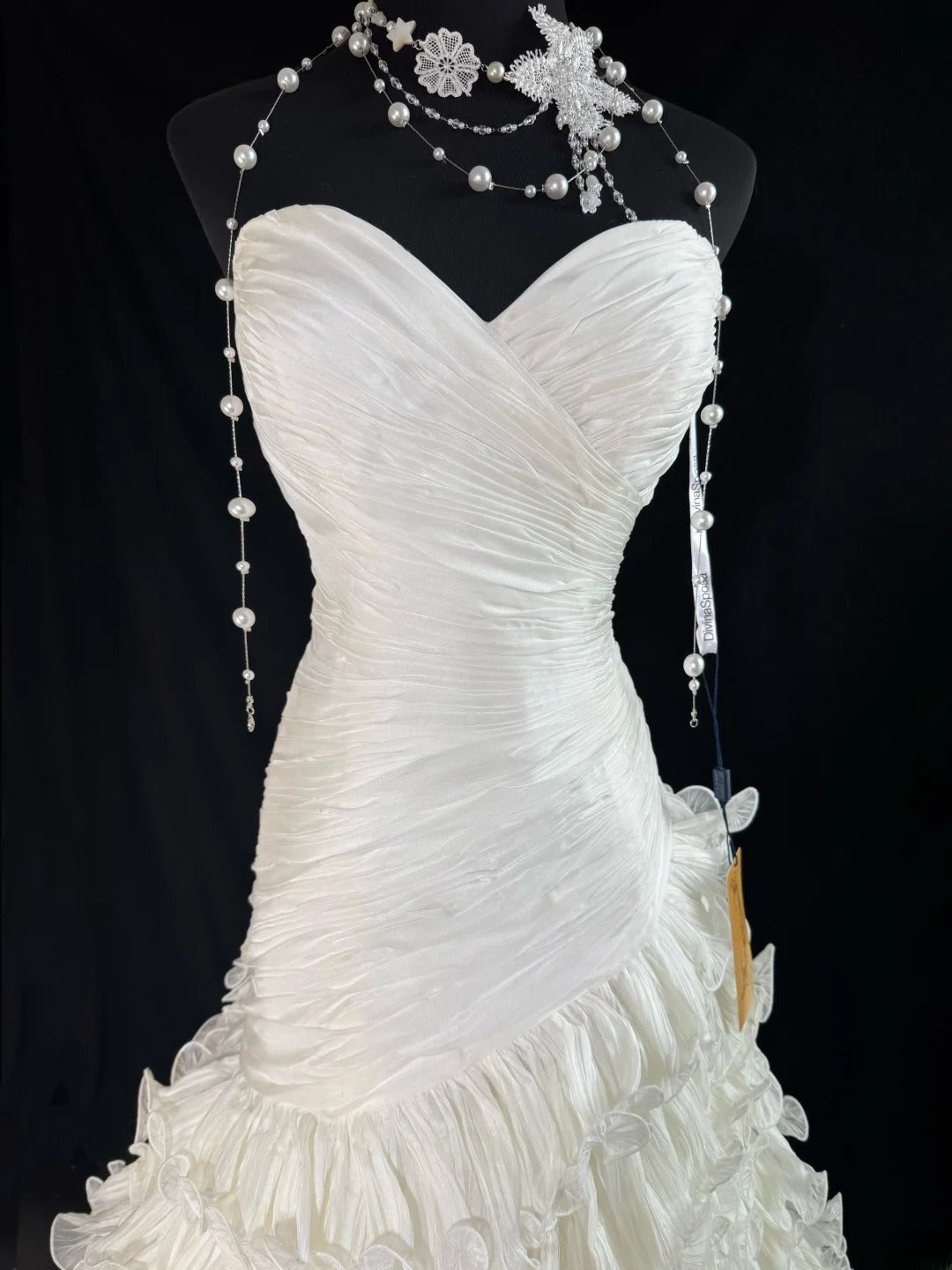 Zeitloses, trägerloses, ärmelloses Meerjungfrauen-Brautkleid mit Herzausschnitt, weißem Tüll, gestuften Falten und Perlen, langem Rock, figurbetontem Schnitt, Vintage-Stil der 1920er Jahre, AS026