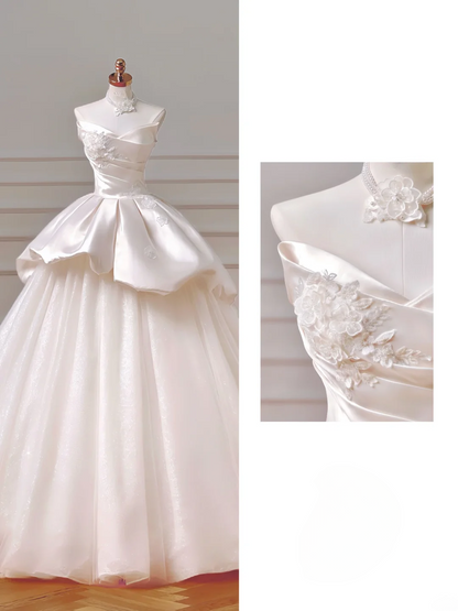 Romantisches langes Brautkleid im Ballkleid-Stil mit Herzausschnitt, Satin, Spitze und Falten, figurbetont mit Ärmeln, Modell AQ026