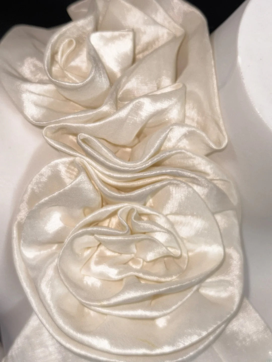 Robe de mariée d'été asymétrique en satin ivoire avec dentelle Ethereal Sheath RB3368