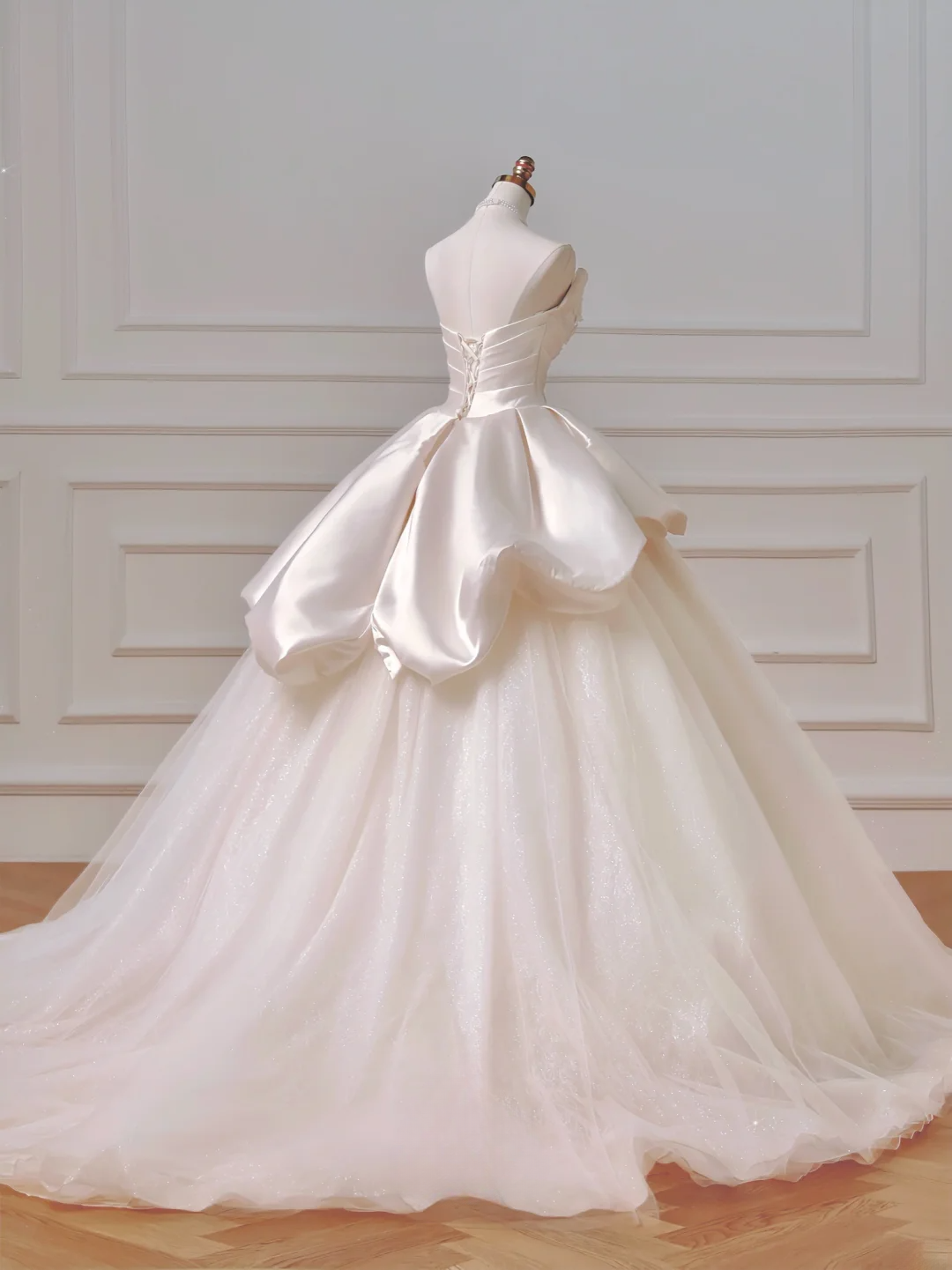 Romantisches langes Brautkleid im Ballkleid-Stil mit Herzausschnitt, Satin, Spitze und Falten, figurbetont mit Ärmeln, Modell AQ026