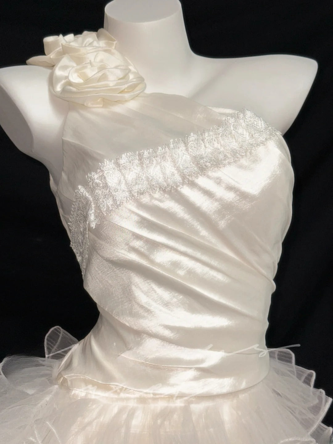 Robe de mariée d'été asymétrique en satin ivoire avec dentelle Ethereal Sheath RB3368