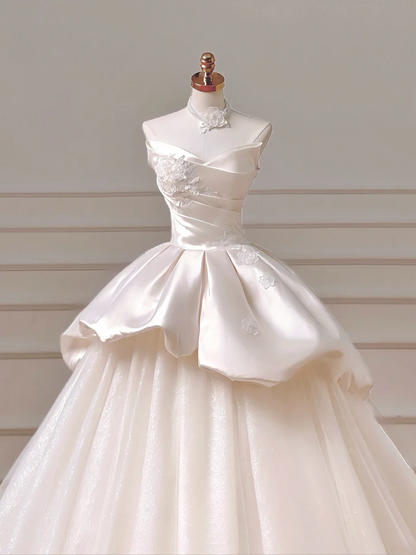 Romantisches langes Brautkleid im Ballkleid-Stil mit Herzausschnitt, Satin, Spitze und Falten, figurbetont mit Ärmeln, Modell AQ026