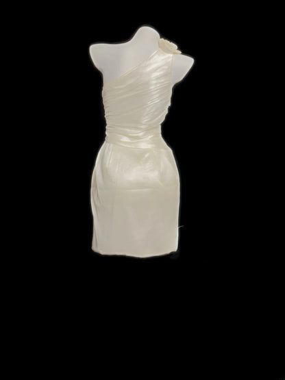 Robe de mariée d'été asymétrique en satin ivoire avec dentelle Ethereal Sheath RB3368