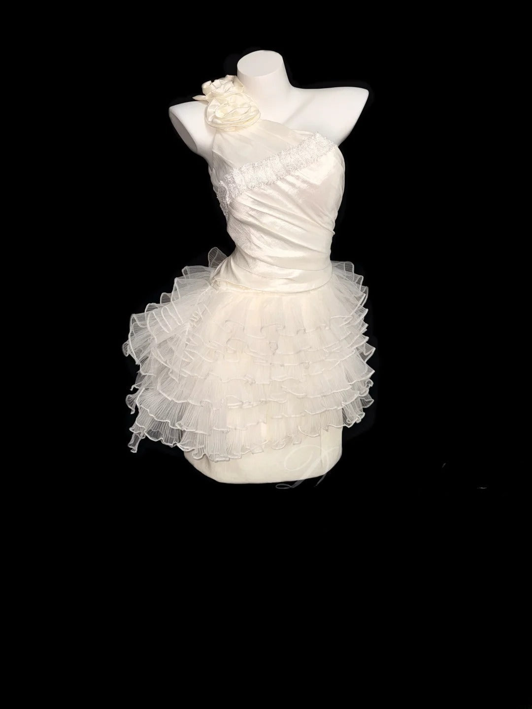 Robe de mariée d'été asymétrique en satin ivoire avec dentelle Ethereal Sheath RB3368