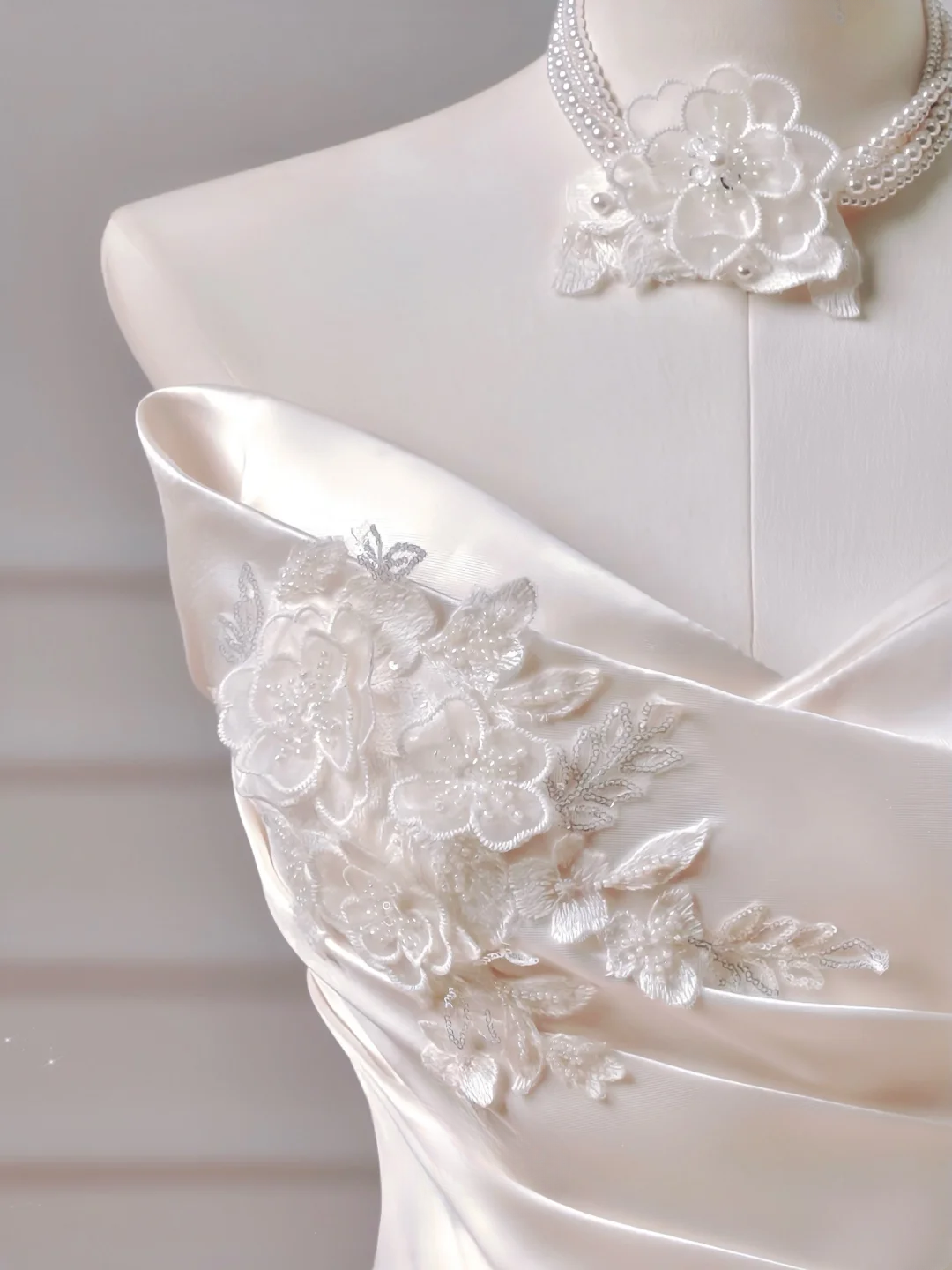 Romantisches langes Brautkleid im Ballkleid-Stil mit Herzausschnitt, Satin, Spitze und Falten, figurbetont mit Ärmeln, Modell AQ026