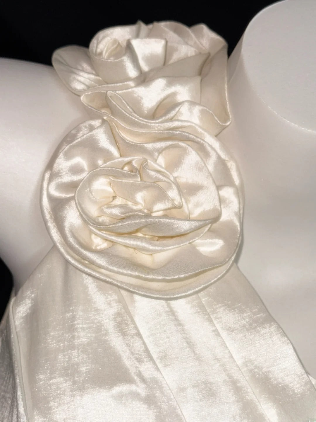 Robe de mariée d'été asymétrique en satin ivoire avec dentelle Ethereal Sheath RB3368