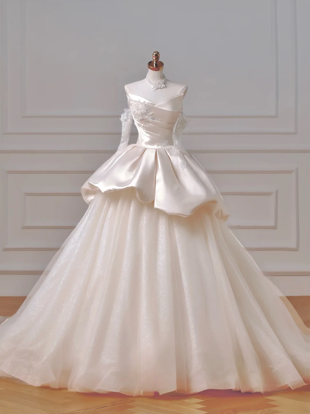 Romantisches langes Brautkleid im Ballkleid-Stil mit Herzausschnitt, Satin, Spitze und Falten, figurbetont mit Ärmeln, Modell AQ026