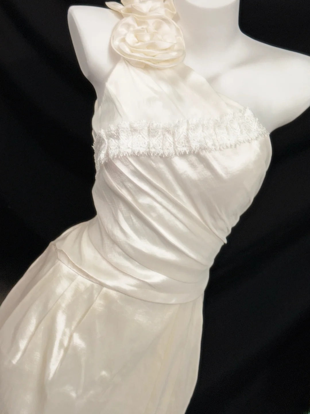Robe de mariée d'été asymétrique en satin ivoire avec dentelle Ethereal Sheath RB3368