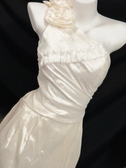 Robe de mariée d'été asymétrique en satin ivoire avec dentelle Ethereal Sheath RB3368