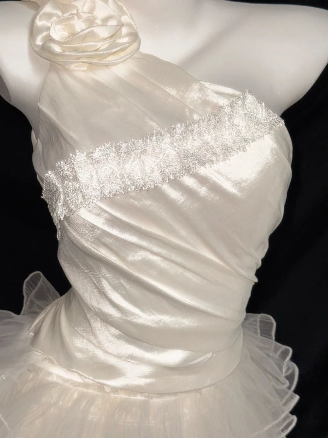 Robe de mariée d'été asymétrique en satin ivoire avec dentelle Ethereal Sheath RB3368
