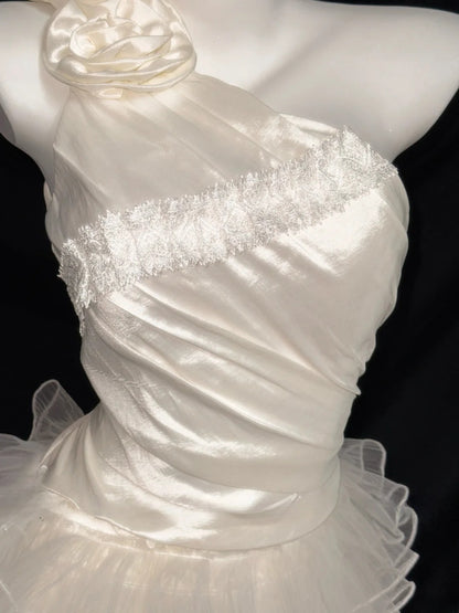 Robe de mariée d'été asymétrique en satin ivoire avec dentelle Ethereal Sheath RB3368
