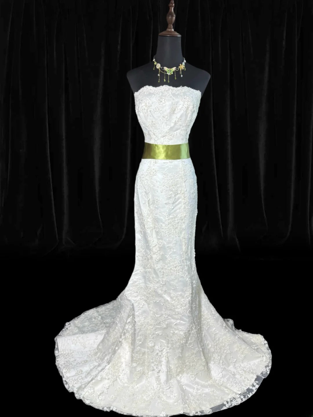Zeitloses, ärmelloses, trägerloses Meerjungfrauen-Brautkleid aus weißer Spitze im Vintage-Stil der 1920er Jahre mit taillierter Passform AS027
