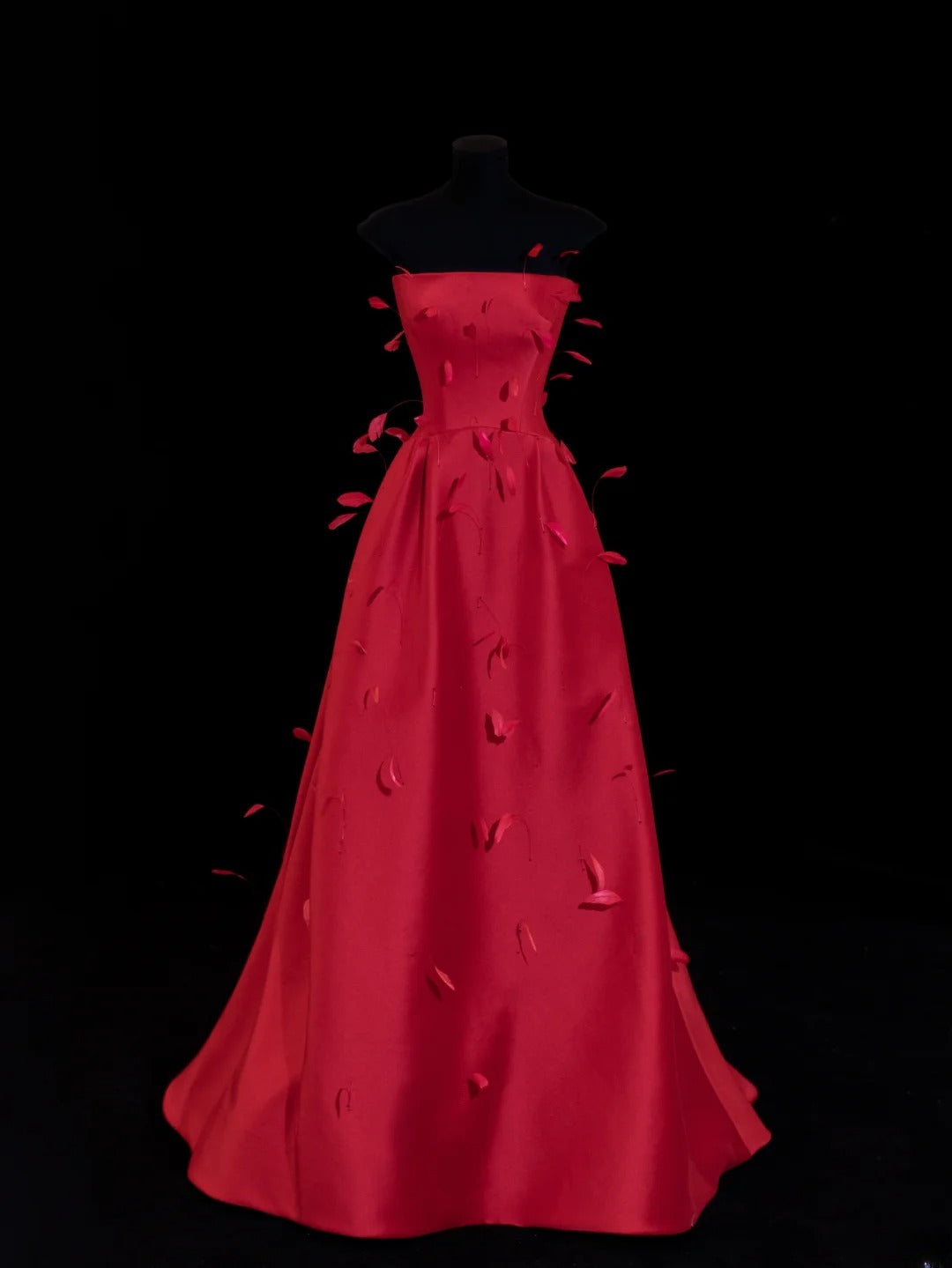 Robe de bal rouge bustier en satin ornée de plumes, style élégant, pour une soirée élégante et formelle (SA027)