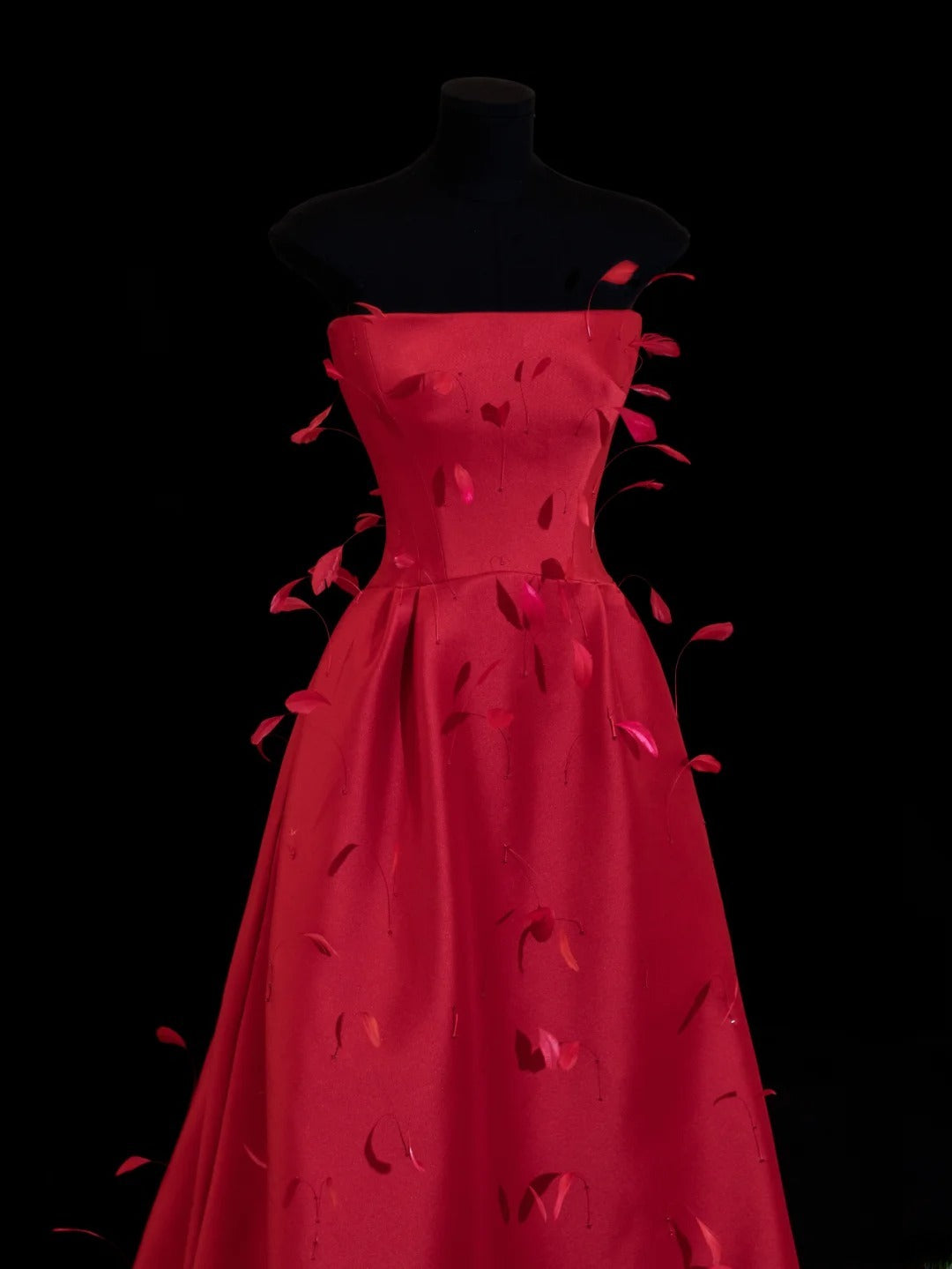Robe de bal rouge bustier en satin ornée de plumes, style élégant, pour une soirée élégante et formelle (SA027)