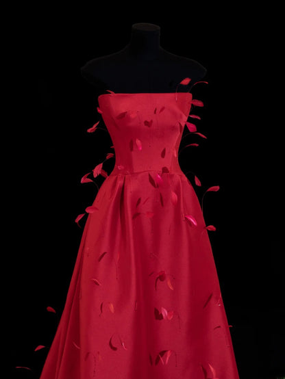 Robe de bal rouge bustier en satin ornée de plumes, style élégant, pour une soirée élégante et formelle (SA027)