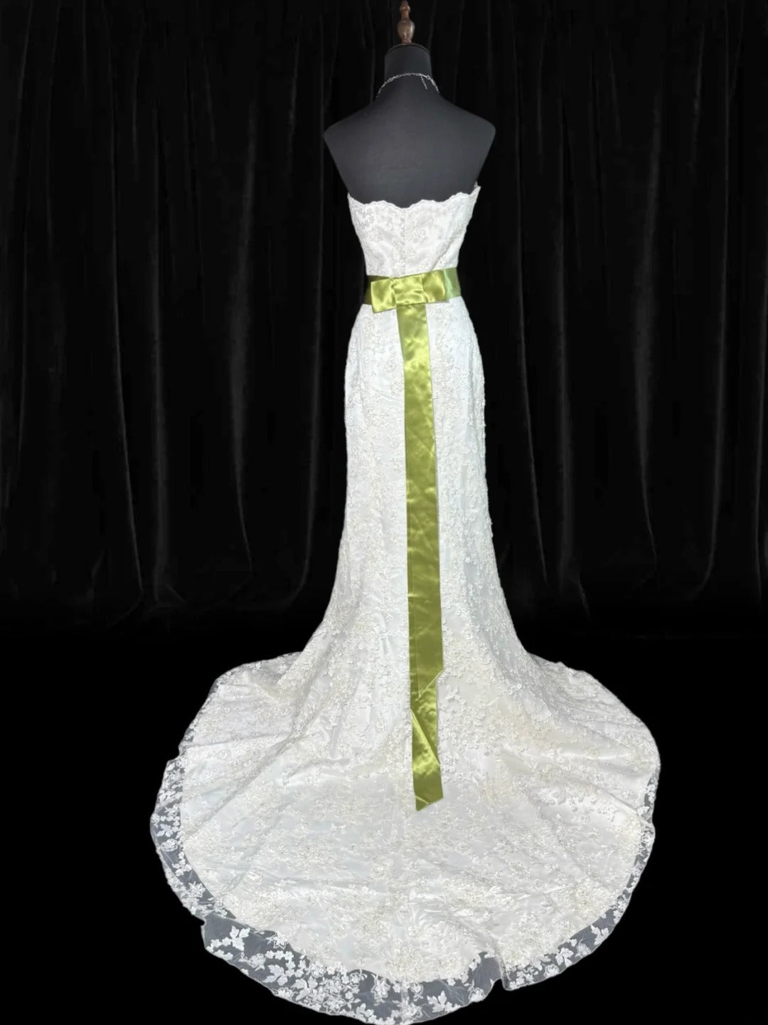Zeitloses, ärmelloses, trägerloses Meerjungfrauen-Brautkleid aus weißer Spitze im Vintage-Stil der 1920er Jahre mit taillierter Passform AS027