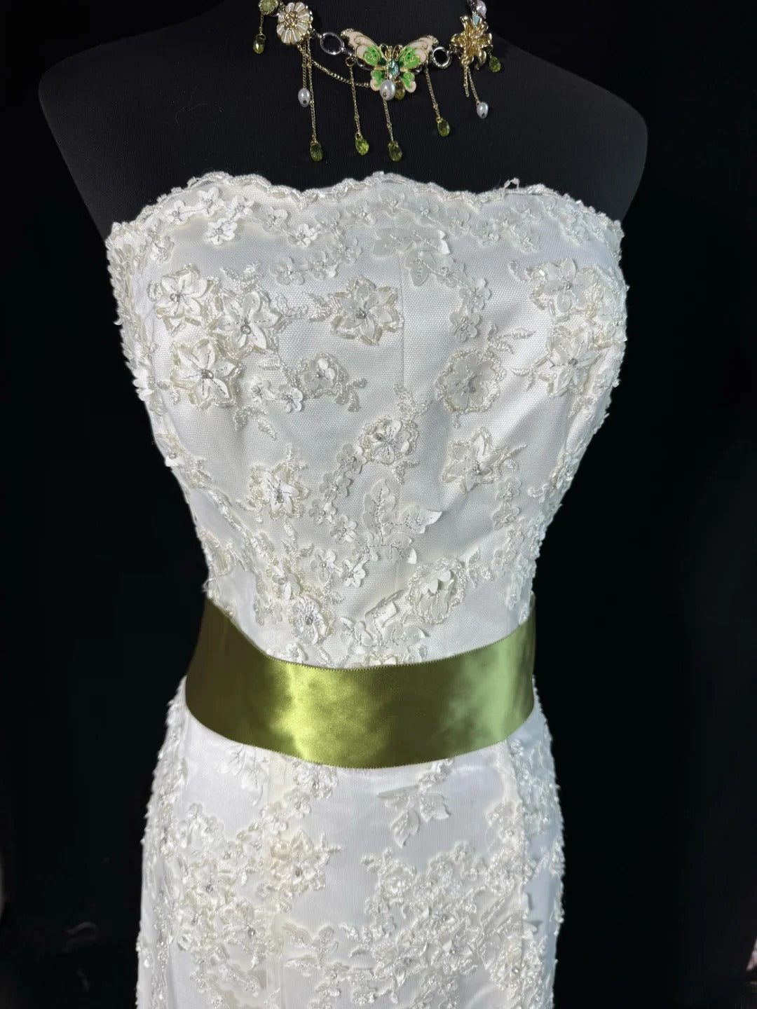 Zeitloses, ärmelloses, trägerloses Meerjungfrauen-Brautkleid aus weißer Spitze im Vintage-Stil der 1920er Jahre mit taillierter Passform AS027