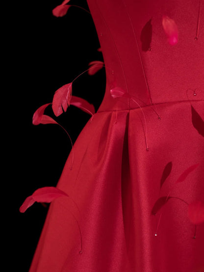 Robe de bal rouge bustier en satin ornée de plumes, style élégant, pour une soirée élégante et formelle (SA027)