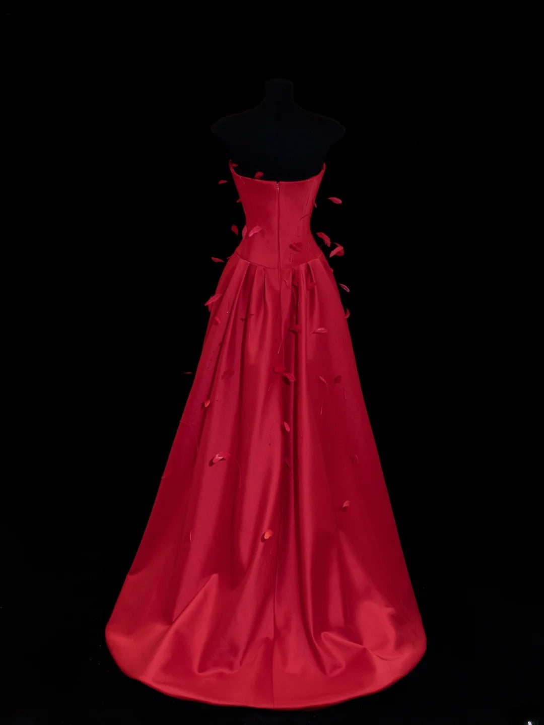 Robe de bal rouge bustier en satin ornée de plumes, style élégant, pour une soirée élégante et formelle (SA027)
