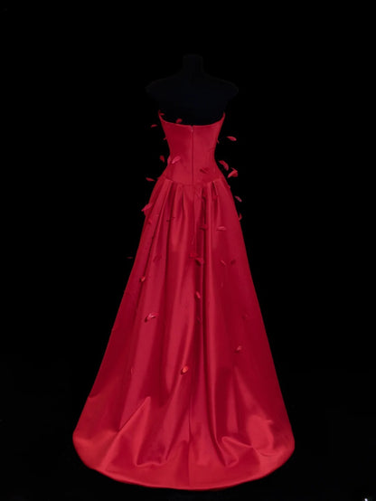 Robe de bal rouge bustier en satin ornée de plumes, style élégant, pour une soirée élégante et formelle (SA027)