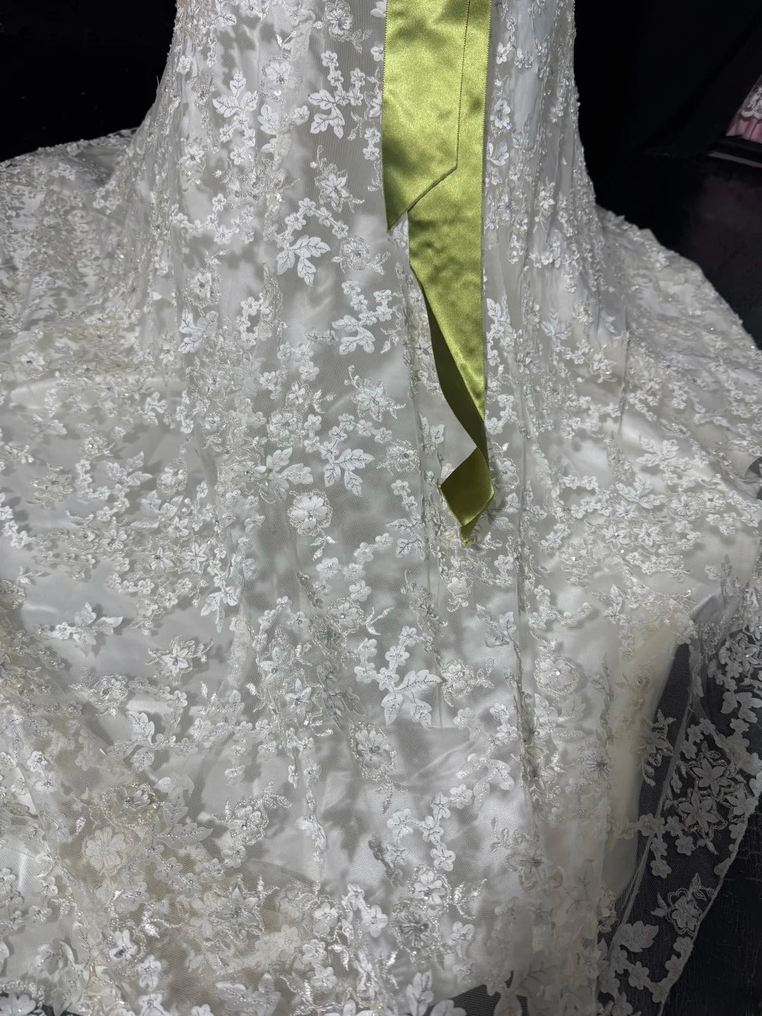 Zeitloses, ärmelloses, trägerloses Meerjungfrauen-Brautkleid aus weißer Spitze im Vintage-Stil der 1920er Jahre mit taillierter Passform AS027