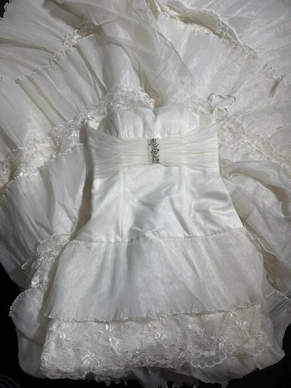 Zeitloses, ärmelloses, trägerloses, langes Vintage-Brautkleid im Stil der 1920er Jahre mit A-Linien-Rock, weißer Spitze und Stufenrock, AS028