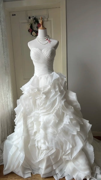 Langes Sweet-16-Kleid in Weiß mit herzförmigem Ausschnitt, gestuftem bodenlangem Ballkleid-Schnitt für den sechzehnten Geburtstag RC0398