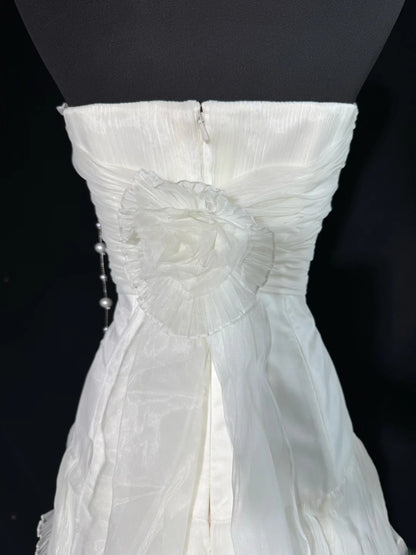 Zeitloses, ärmelloses, trägerloses, langes Vintage-Brautkleid im Stil der 1920er Jahre mit A-Linien-Rock, weißer Spitze und Stufenrock, AS028