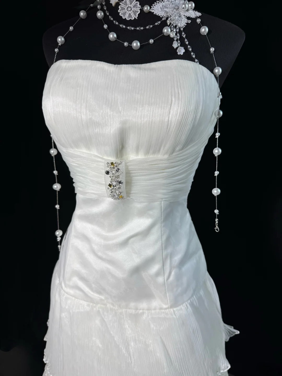 Zeitloses, ärmelloses, trägerloses, langes Vintage-Brautkleid im Stil der 1920er Jahre mit A-Linien-Rock, weißer Spitze und Stufenrock, AS028