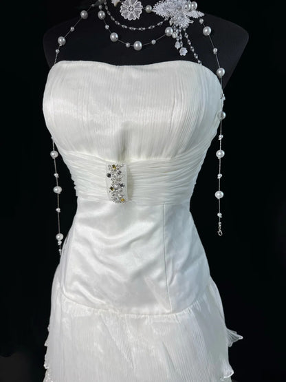 Zeitloses, ärmelloses, trägerloses, langes Vintage-Brautkleid im Stil der 1920er Jahre mit A-Linien-Rock, weißer Spitze und Stufenrock, AS028
