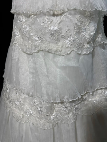 Zeitloses, ärmelloses, trägerloses, langes Vintage-Brautkleid im Stil der 1920er Jahre mit A-Linien-Rock, weißer Spitze und Stufenrock, AS028