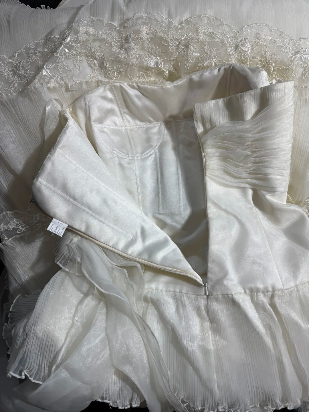 Zeitloses, ärmelloses, trägerloses, langes Vintage-Brautkleid im Stil der 1920er Jahre mit A-Linien-Rock, weißer Spitze und Stufenrock, AS028