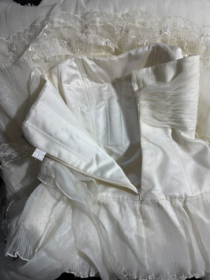 Zeitloses, ärmelloses, trägerloses, langes Vintage-Brautkleid im Stil der 1920er Jahre mit A-Linien-Rock, weißer Spitze und Stufenrock, AS028