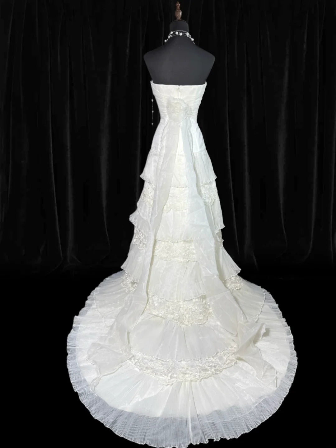 Zeitloses, ärmelloses, trägerloses, langes Vintage-Brautkleid im Stil der 1920er Jahre mit A-Linien-Rock, weißer Spitze und Stufenrock, AS028