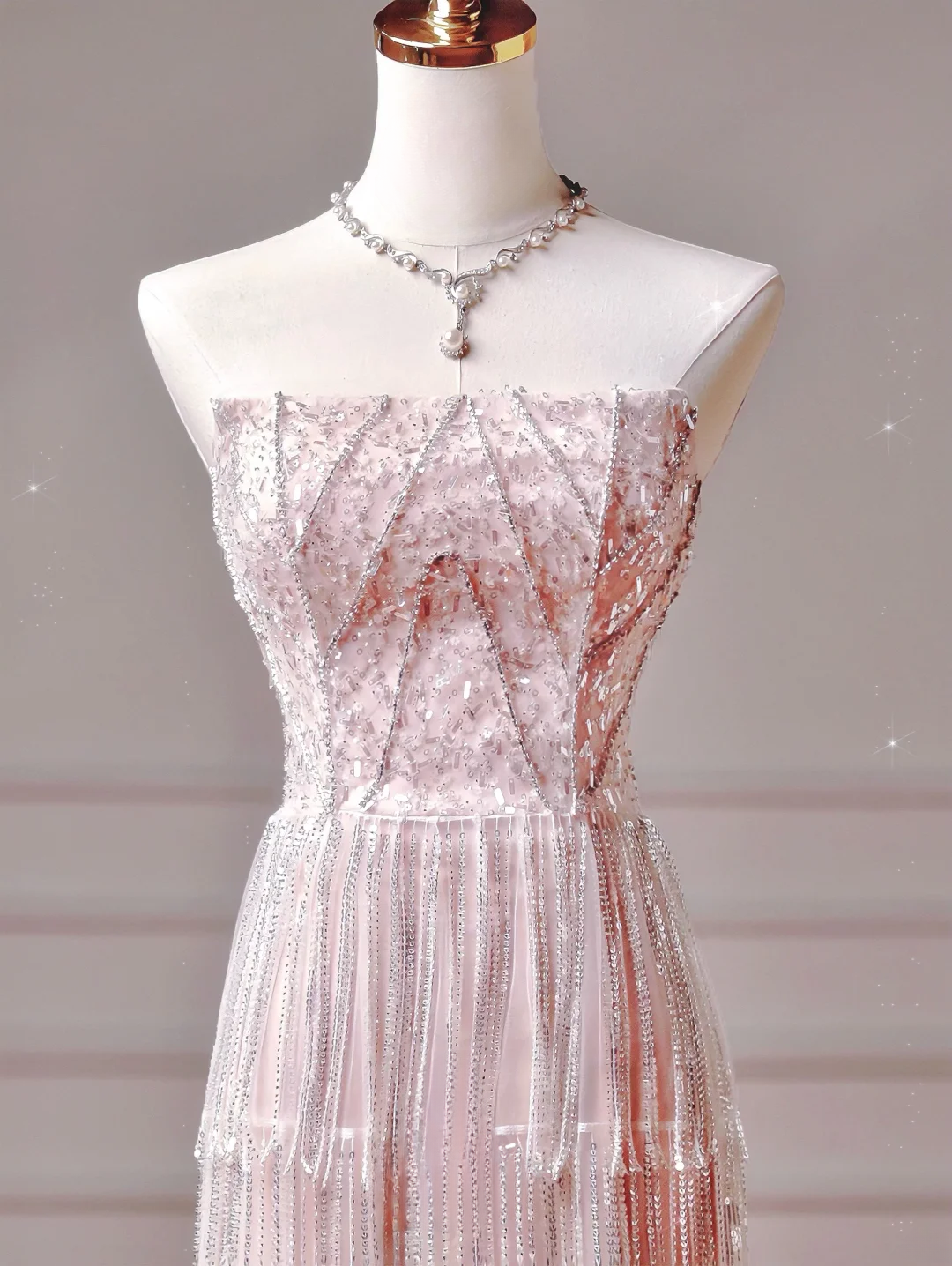 Elegantes, ästhetisches A-Linien-Abendkleid in Rosa mit plissierten Perlen – Inspiration für ein beeindruckendes, langes, formelles Partykleid für Teenager und Gymnasien (AQ029)