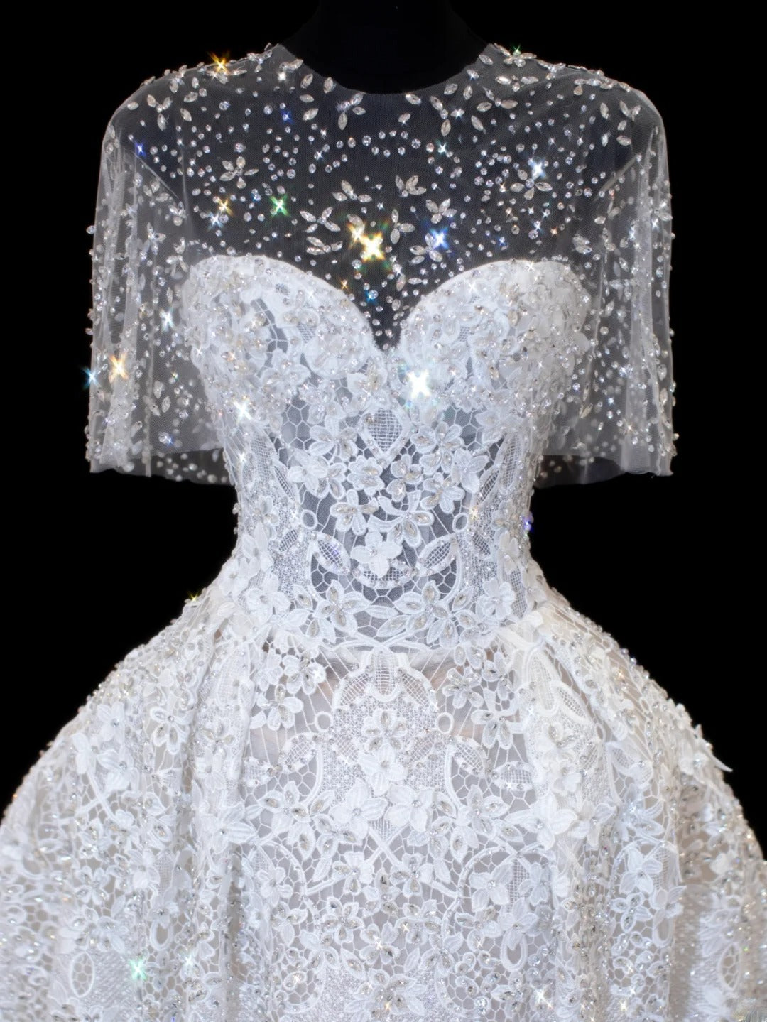 Elegantes, schlichtes Brautkleid mit Herzausschnitt, Ärmeln und Cape, weiß, auch in kleinen/großen Größen erhältlich, SA030
